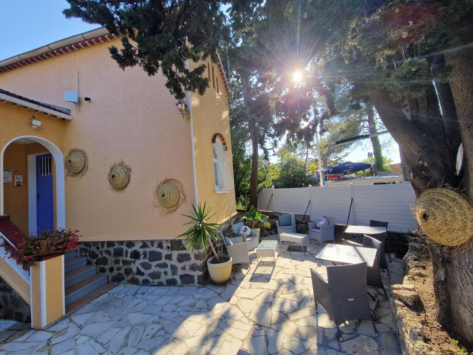 Le Cosy Hotel Saint Aygulf Bagian luar foto
