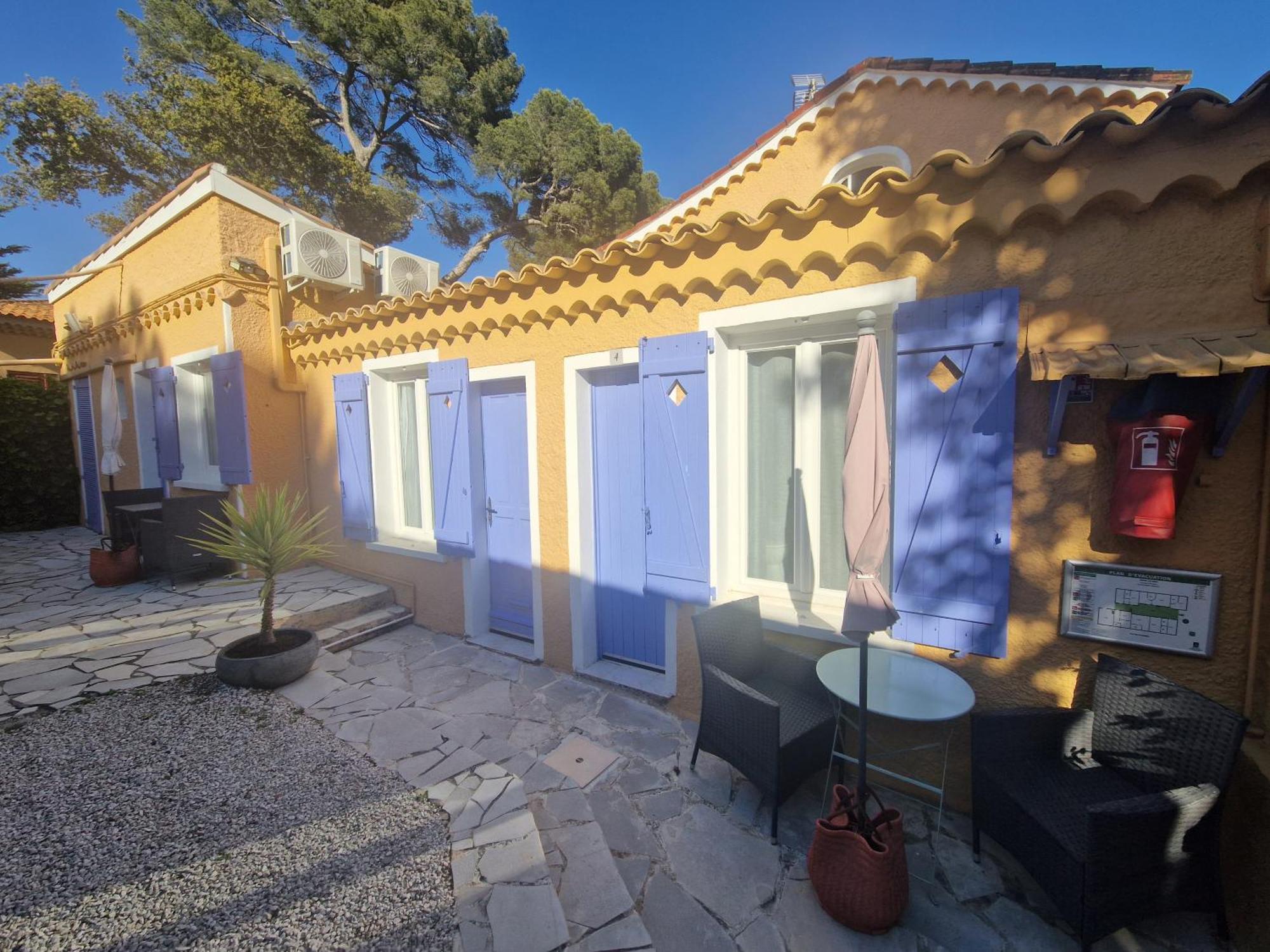 Le Cosy Hotel Saint Aygulf Bagian luar foto