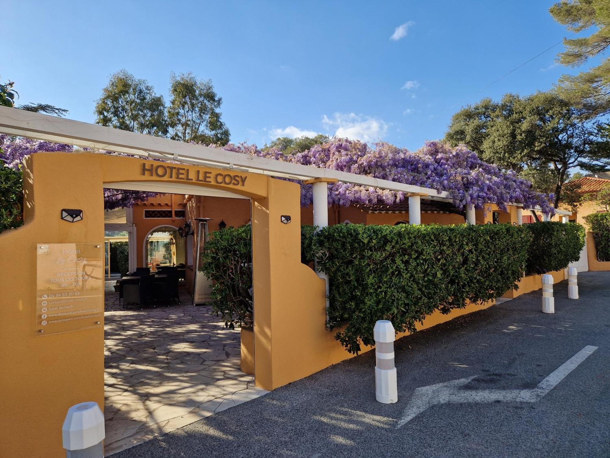 Le Cosy Hotel Saint Aygulf Bagian luar foto