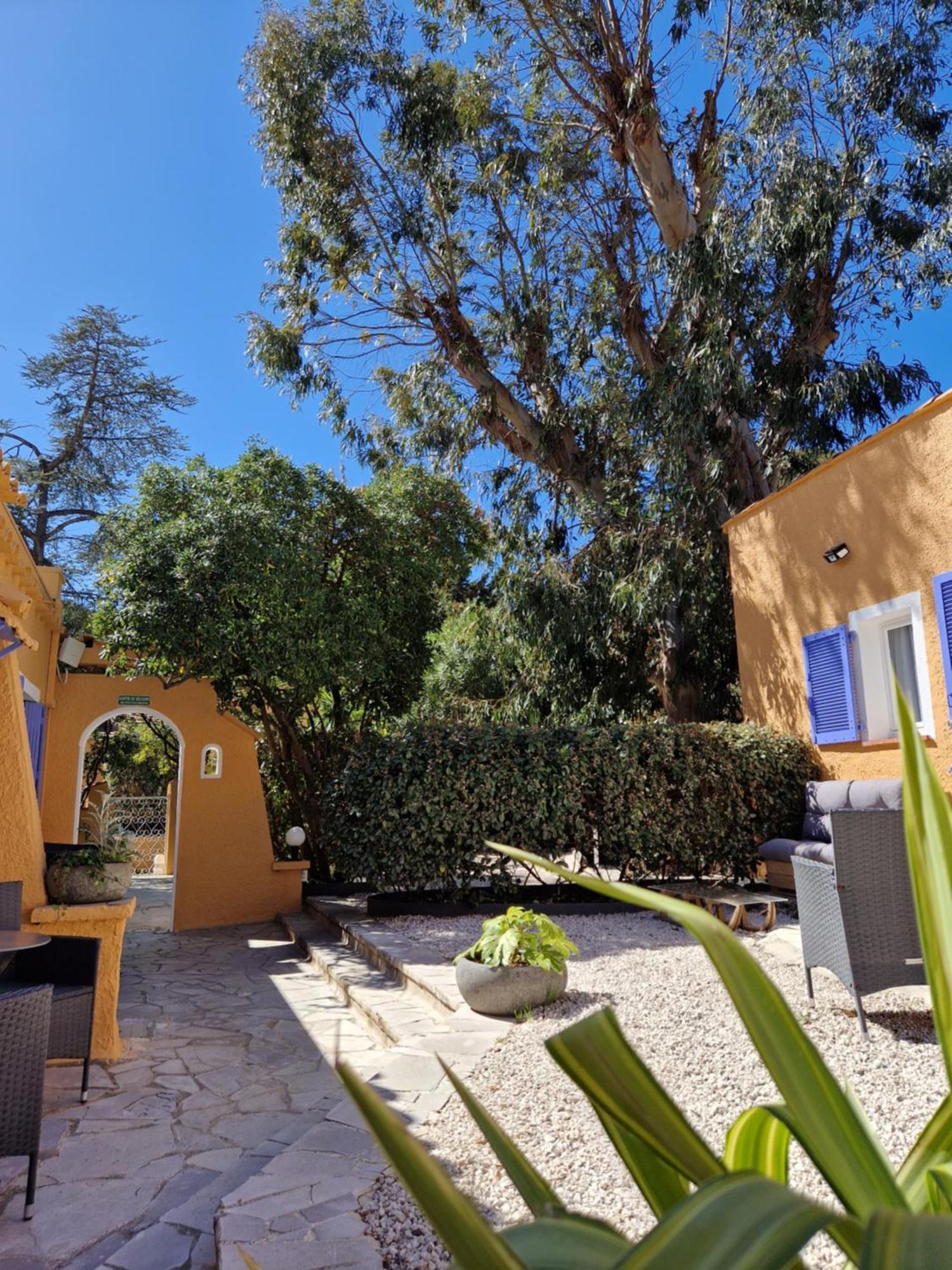 Le Cosy Hotel Saint Aygulf Bagian luar foto
